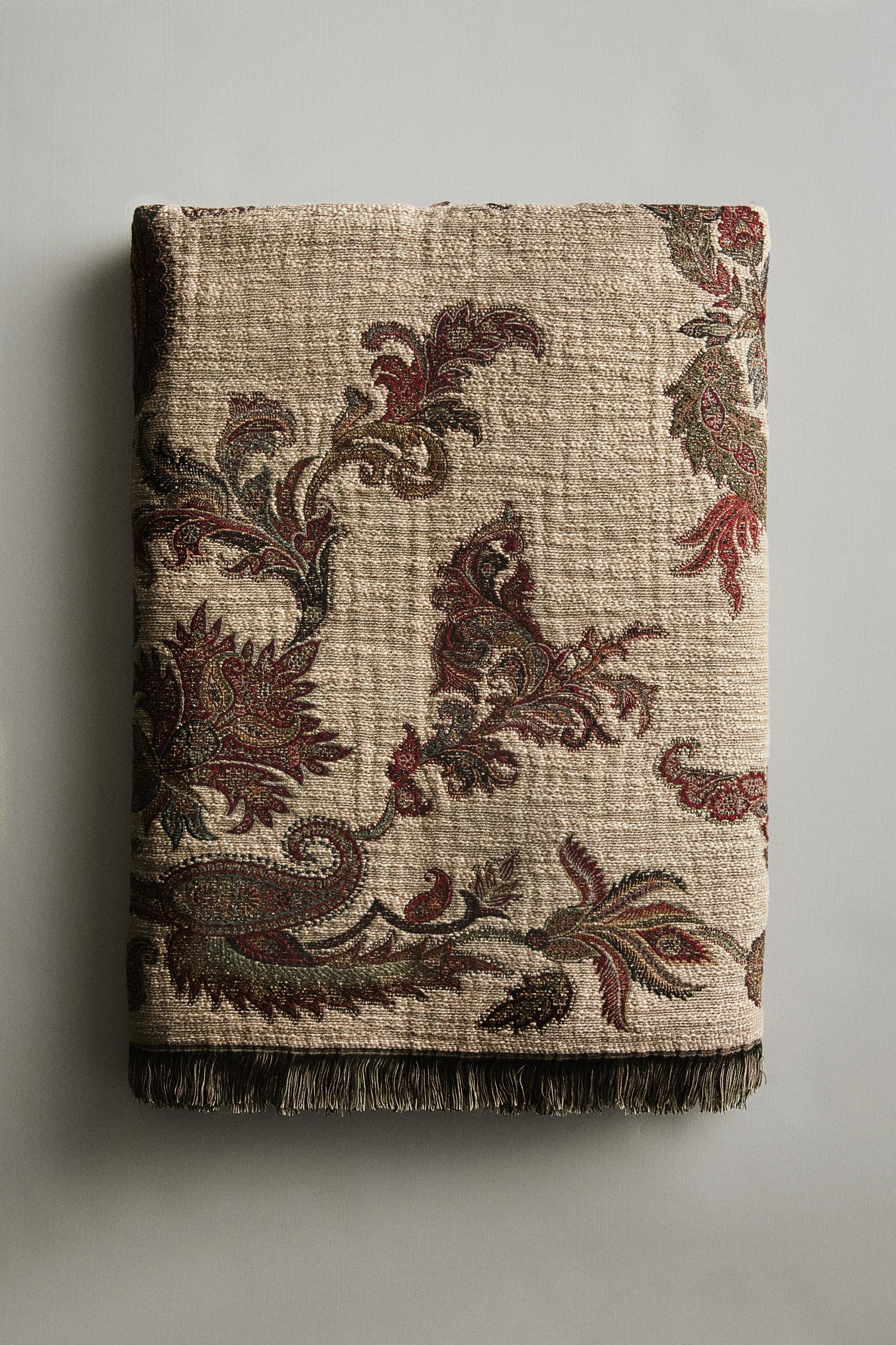 JACQUARD BLANKET